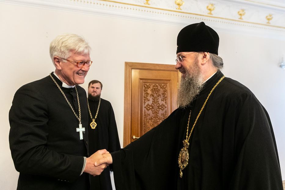 A sinistra il vescovo Heinrich Bedford, moderatore del Consiglio ecumenico delle Chiese, durante la visita a Kiev a maggio