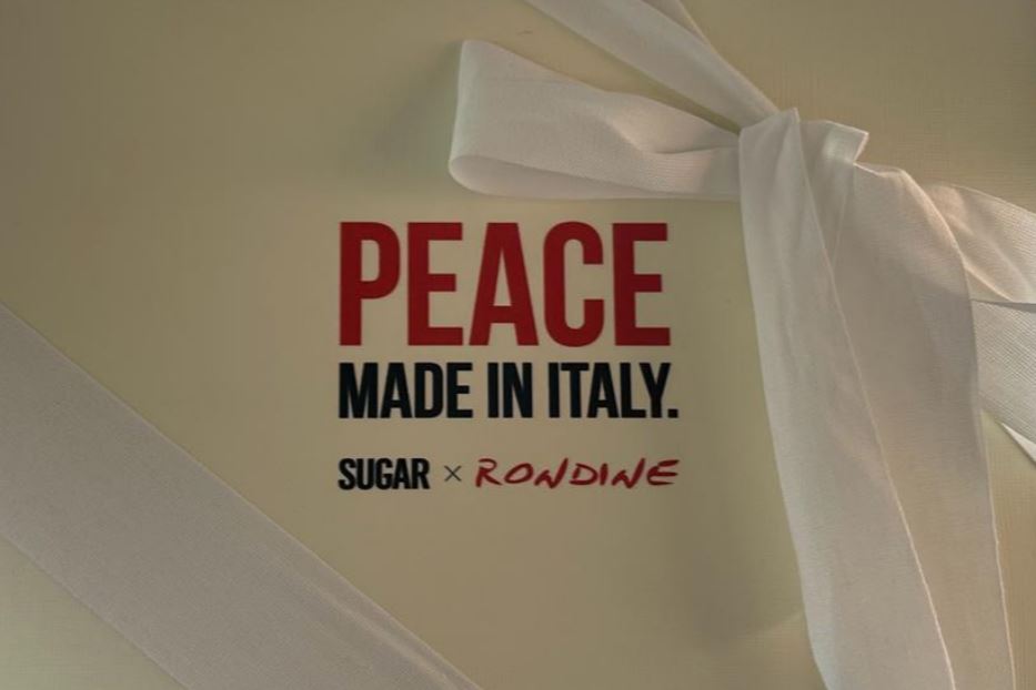 La maglietta disegnata da Sugar donata al Papa