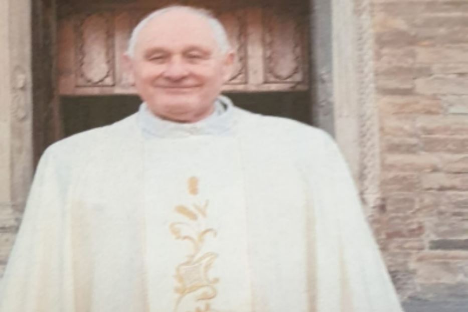 Il prete novello don Giambattista Giacchero in una delle sue prime celebrazioni eucaristiche nel 2021