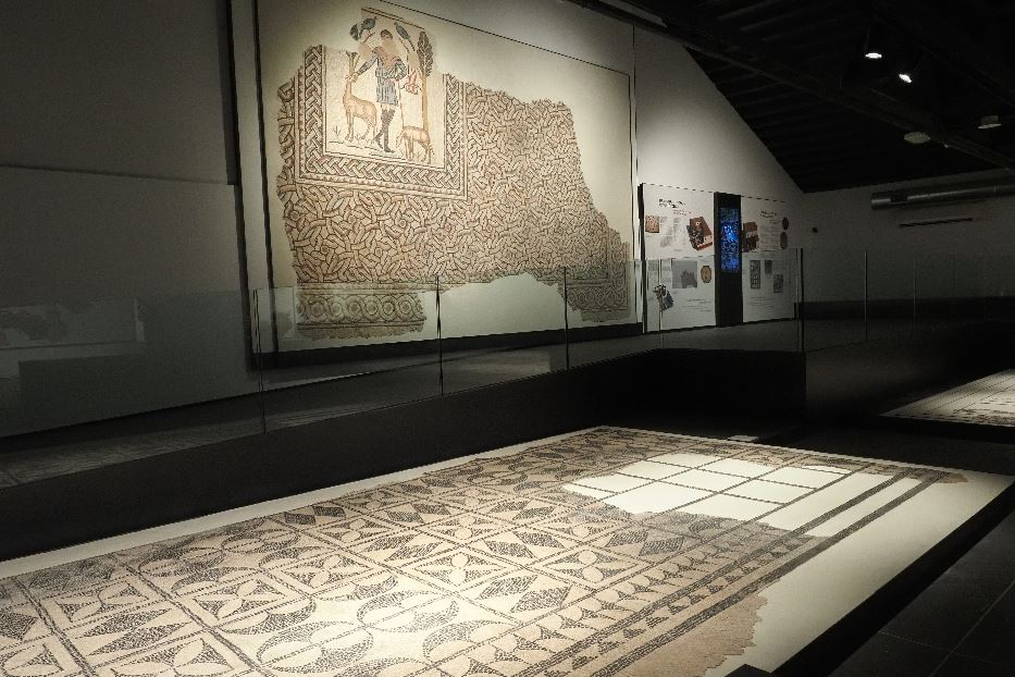 Uno scorcio della sezione 'Abitare a Ravenna'. A parete il mosaico pavimentale proveniente dalle terme con il Buon Pastore (IV secolo d. C.); in primo piano il pavimento a mosaico geometrico proveniente dalla domus (II secolo d. C.)