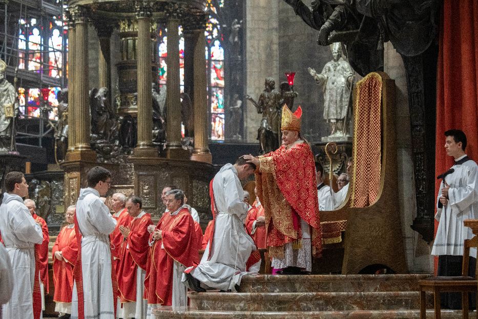 Milano: un momento del rito di ordinazione sacerdotale presieduto dall'arcivescovo Delpini