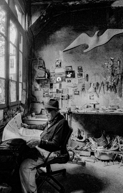 Diego Giacometti nel suo studio