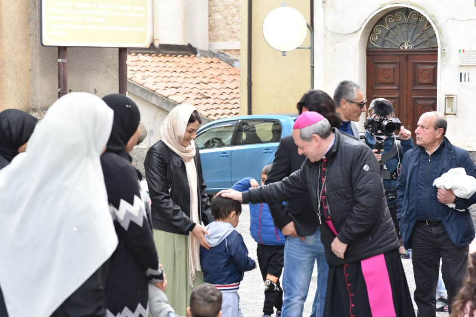Il vescovo di Locri-Gerace incontra i migranti