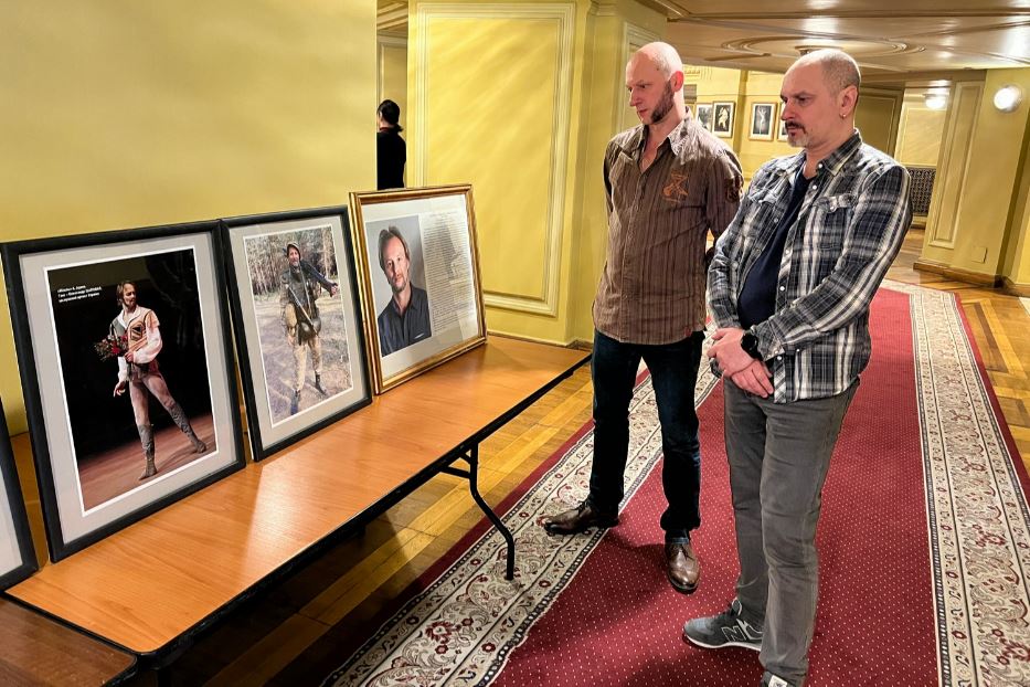 Nel teatro dell'Opera di Kiev l'omaggio al ballerino-soldato Oleksandr Shapoval ucciso al fronte a settembre. Nella foto i colleghi Yuriy Korobchevsky e Maksym Motkov