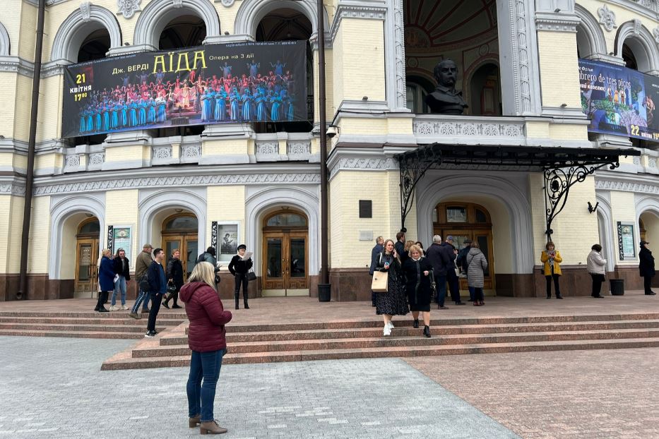 Il pubblico all'ingresso del teatro dell'Opera di Kiev