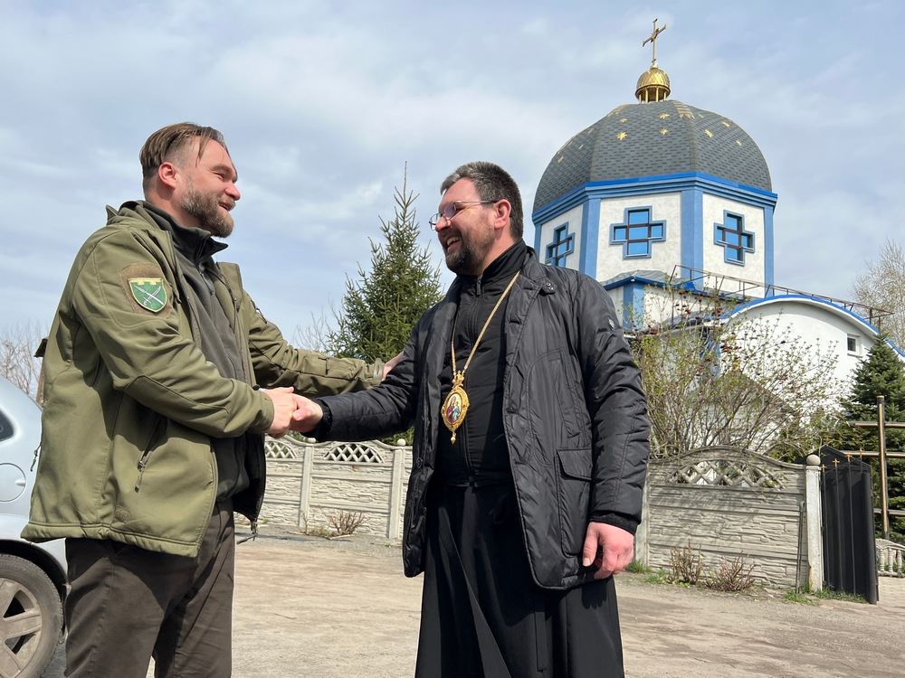Padre Ivan Vasylenko con il vescovo ausiliare di Donetsk, Maksym Ryabukha