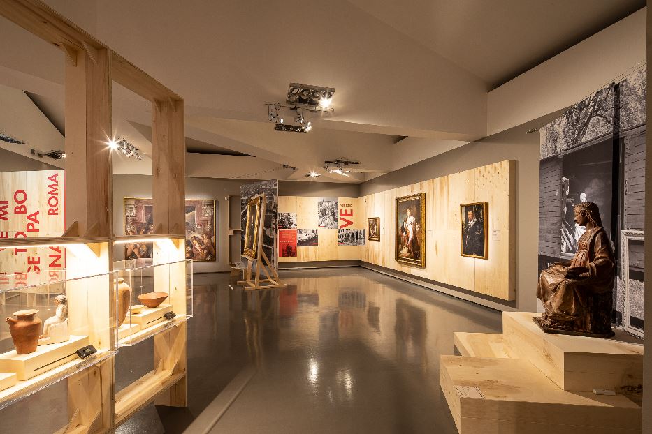 Una sala dell’allestimento della mostra “Arte liberata”