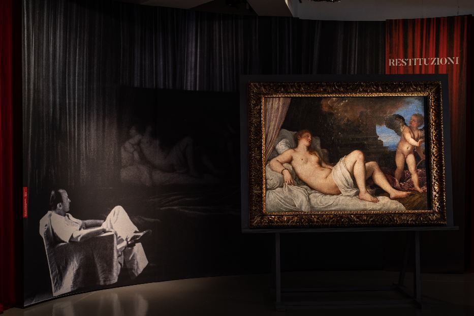 Una sala dell’allestimento della mostra “Arte liberata” con la “Danae” di Tiziano
