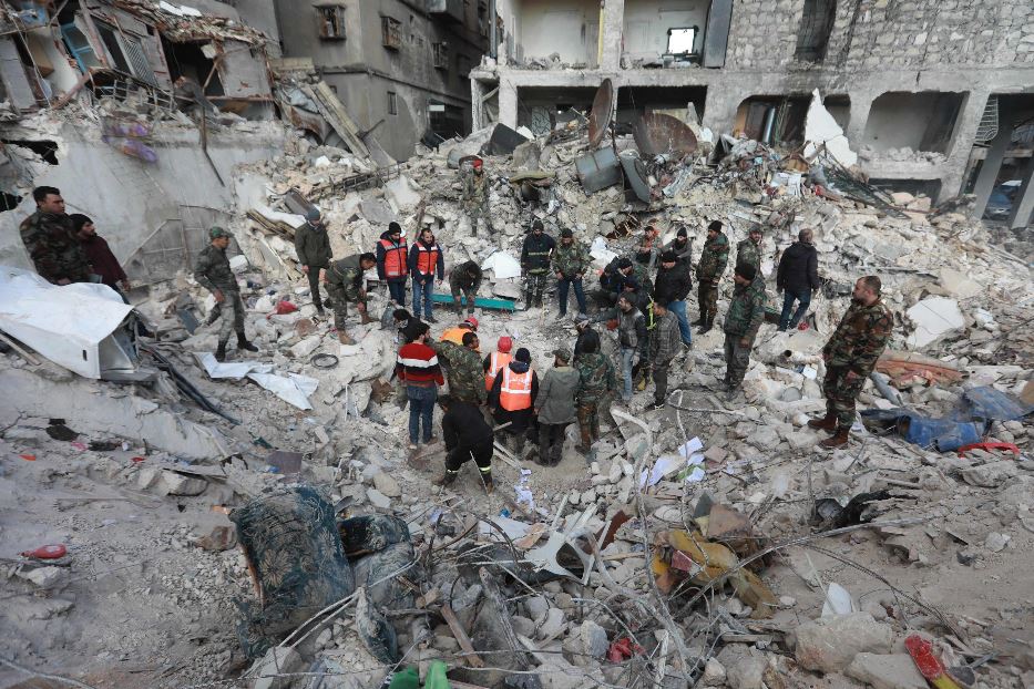 Soccorritori ad Aleppo su quello che resta di un palazzo distrutto dal terremoto