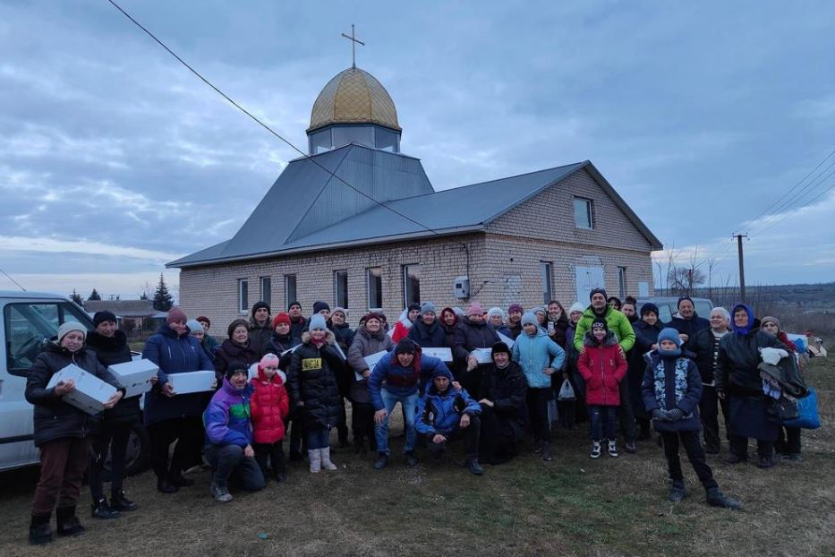 In Ucraina le famiglie con gli aiuti consegnati dai volontari della parrocchia di Maccio e del gruppo 'Frontiere di pace'