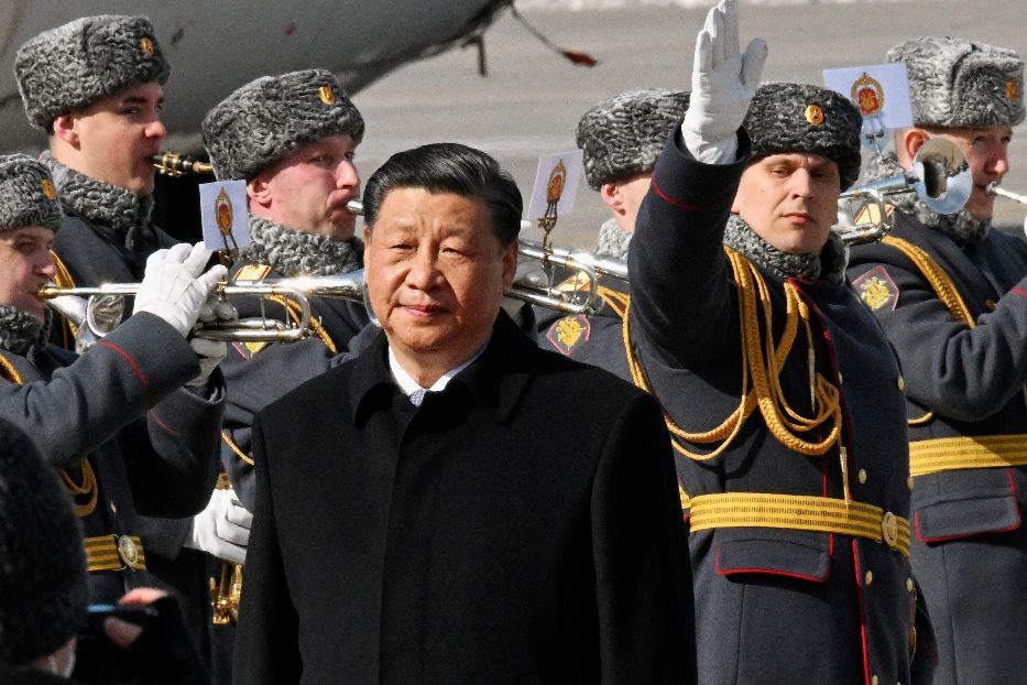 Il presidente cinese Xi Jinping accolto stamani all'aeroporto di Mosca