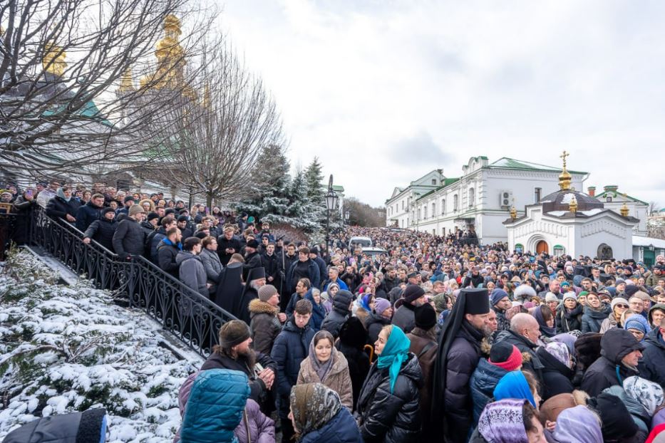 La folla alla celebrazione di domenica scorsa della Chiesa ortodossa legata al patriarcato di Mosca nel Monastero delle grotte di Kiev