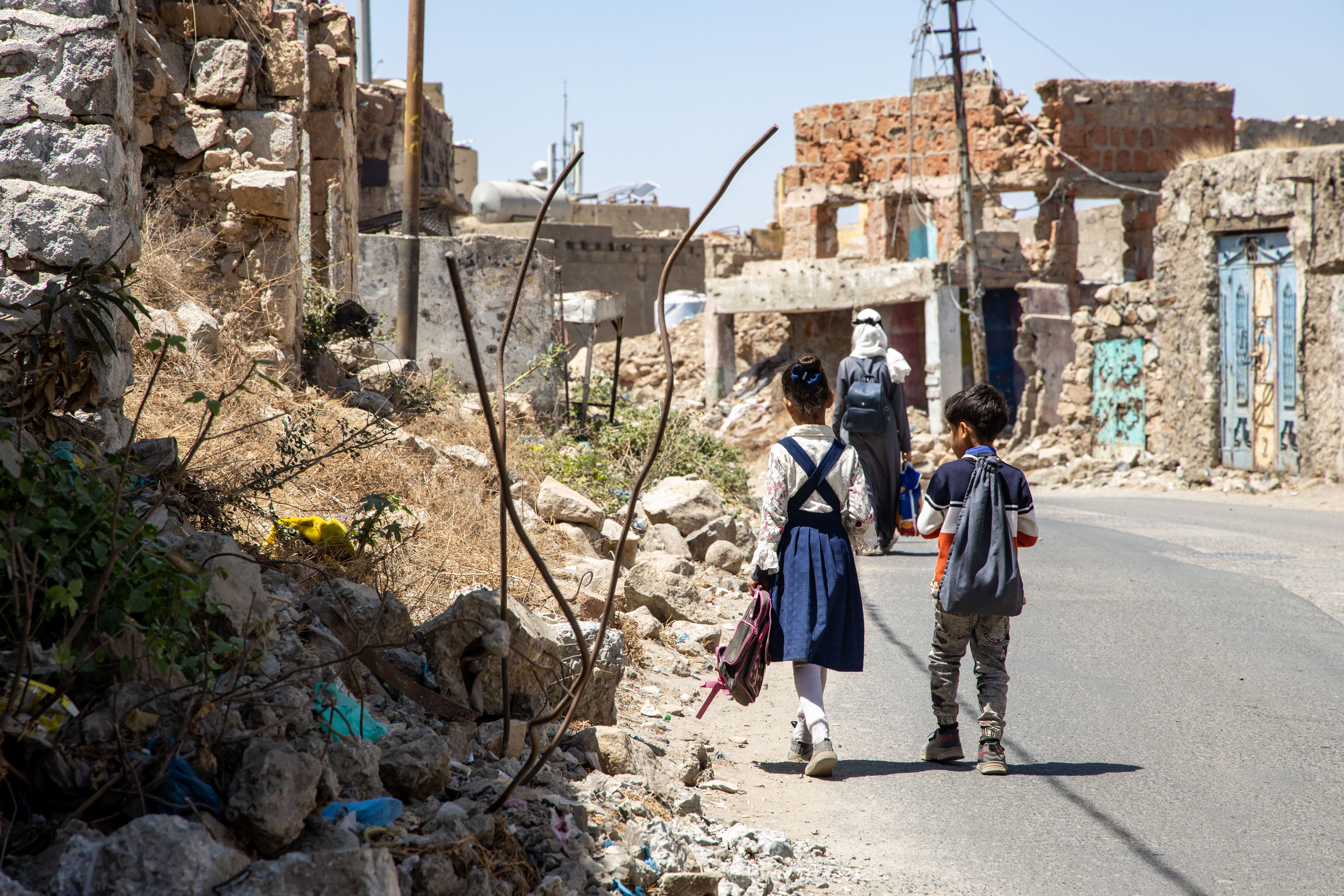 Taiz, due studenti vanno a scuola
