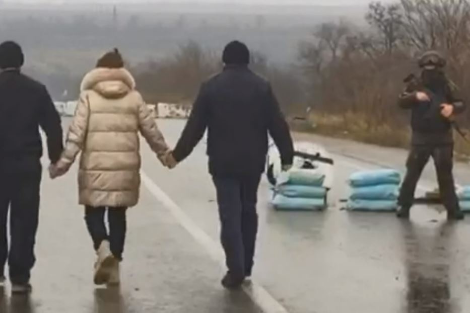 Il fotogramma di uno dei video con le espulsioni degli ucraini 'sgraditi' dai territori occupati