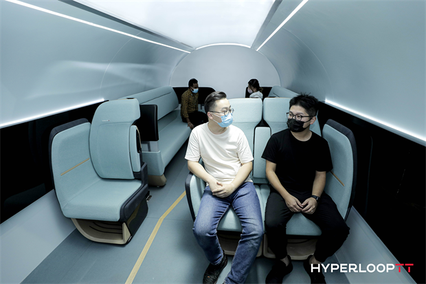 Il progetto di interni di una 'capsula' di HyperloopTT