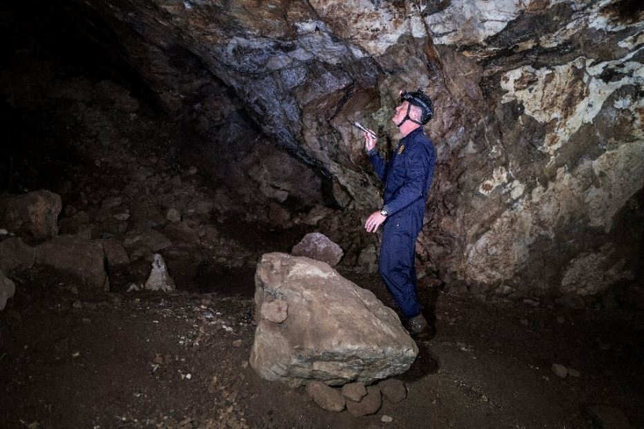 Una fase della ricerca all’interno della grotta sudafricana