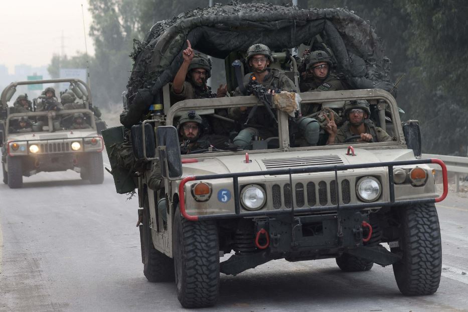 Soldati israeliani pattugliano il confine con la Striscia di Gaza