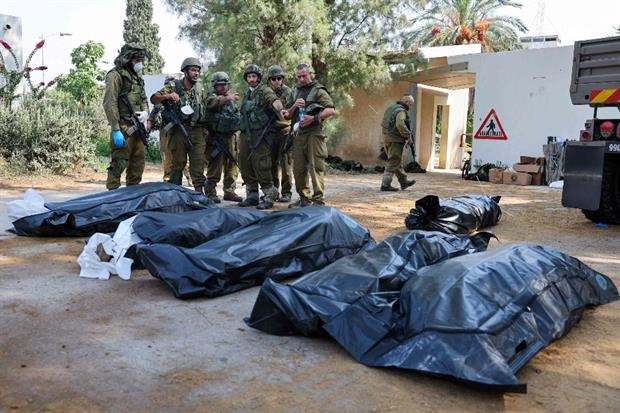 Altri cadaveri recuperati dal kibbutz di Kfar Aza