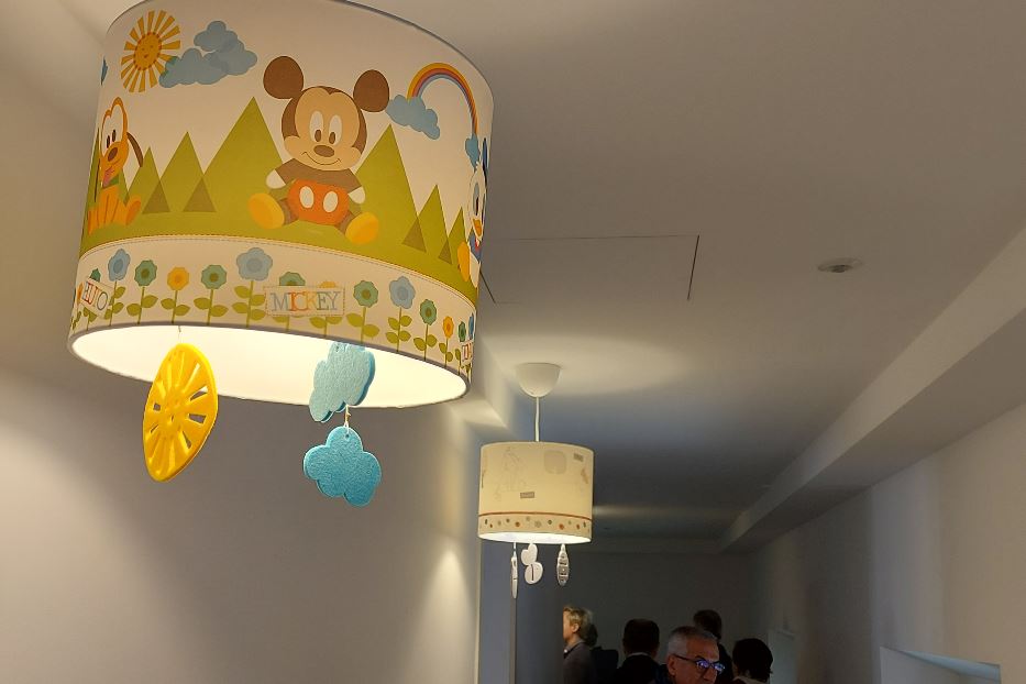 Una lampada nel corridoio che unisce le stanze