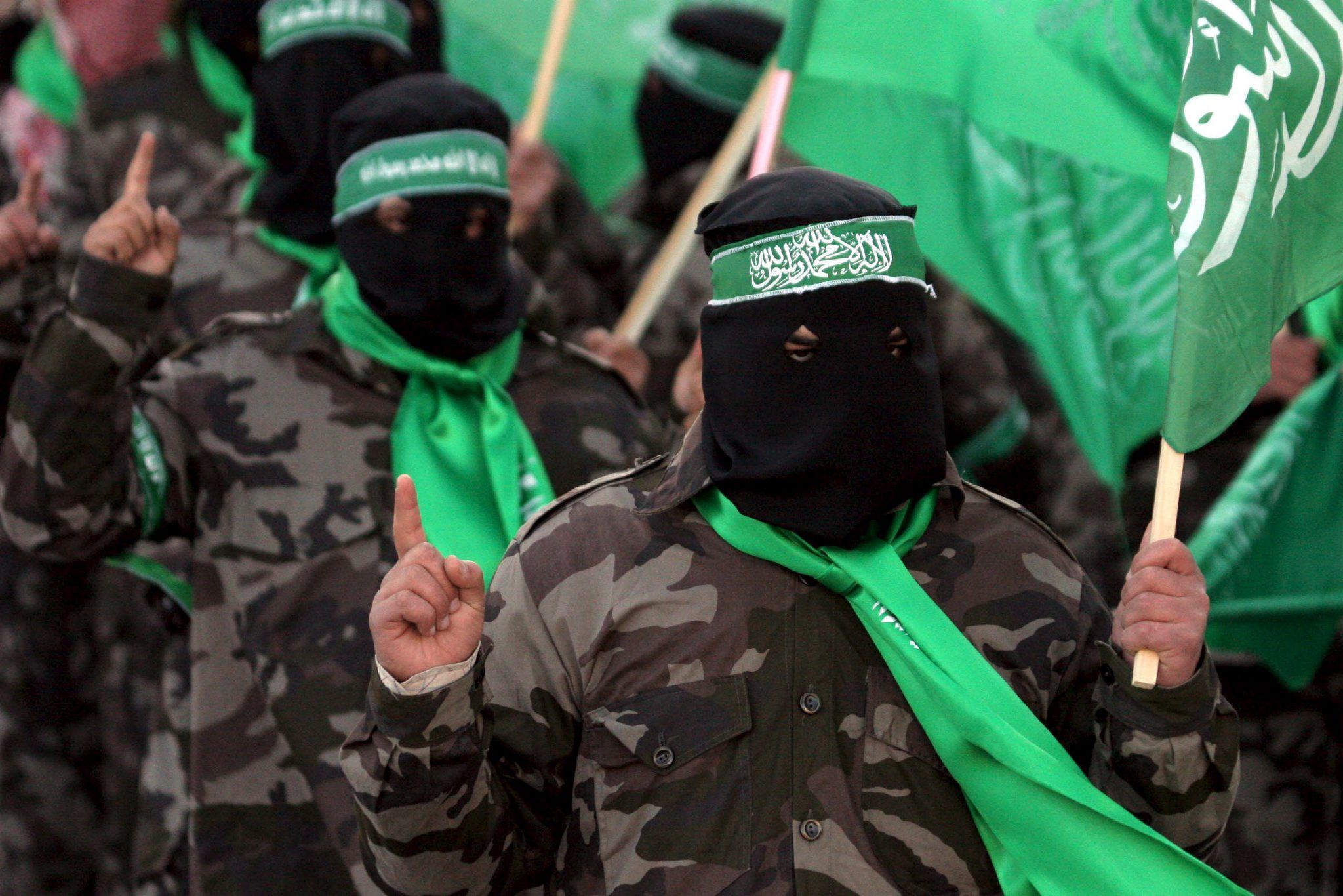 Militanti di Hamas sfilano con le bandiere nelle strade di Hebron inneggiando al jihad