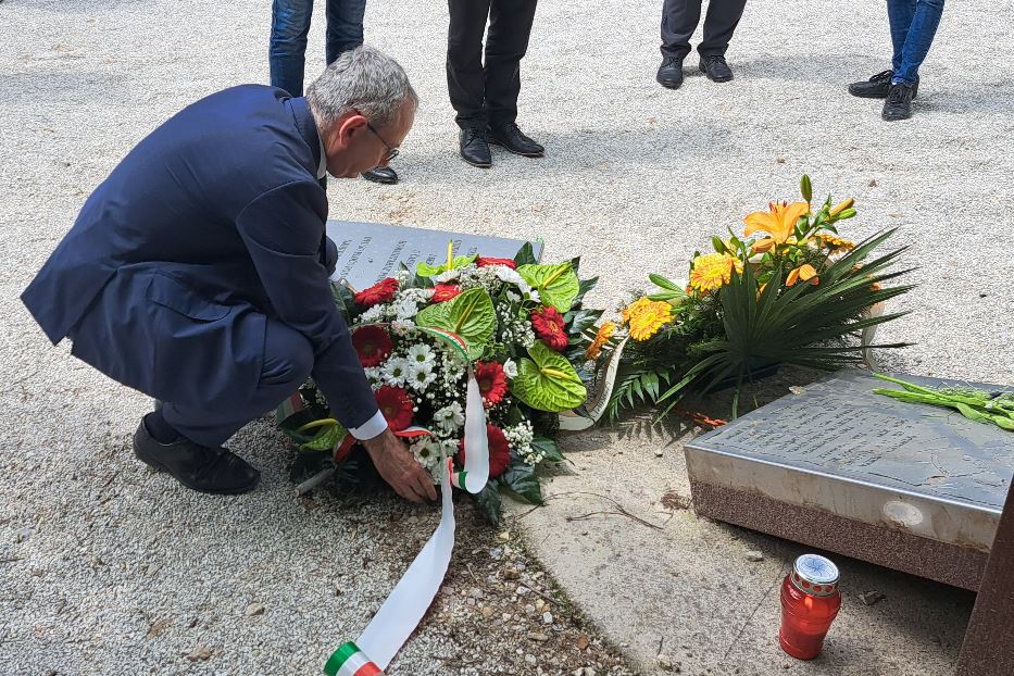 L'ambasciatore d'Italia in Bosnia Erzegovina, Marco Di Ruzza, depone una corona di fiori nel luogo in cui i tre giovani volontari vennero sequestrati