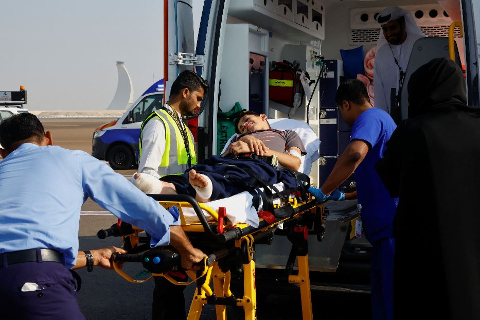 Uno dei minori viene caricato in ambulanza all'aeroporto di Abu Dhabi