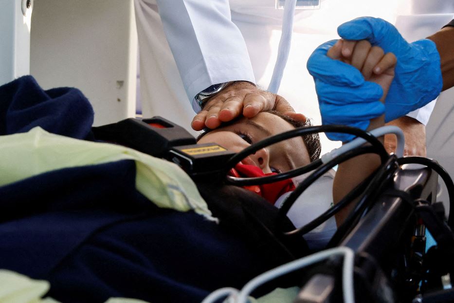 I medici accolgono uno dei piccoli palestinesi ad Abu Dhabi