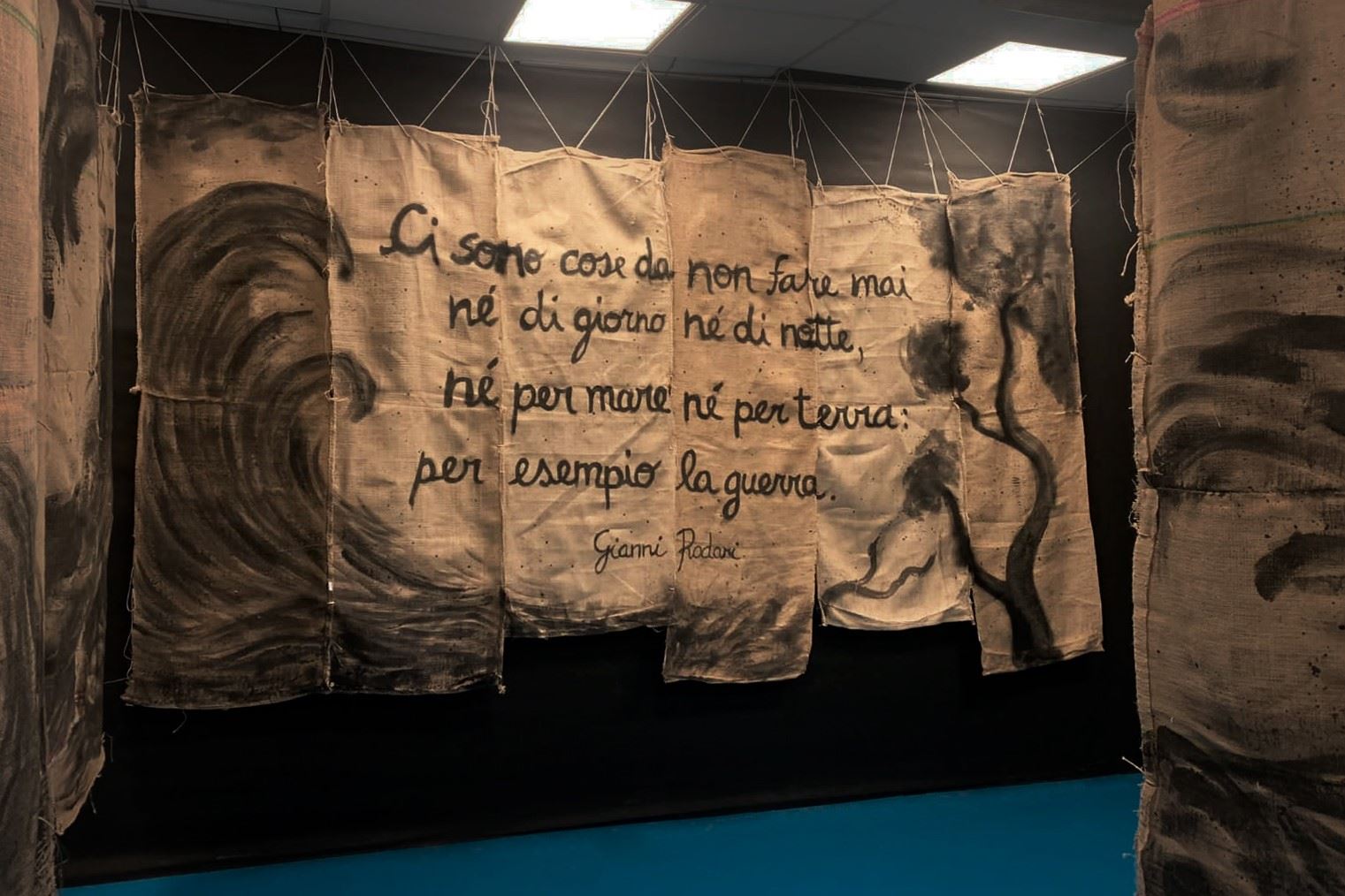 La filastrocca di Gianni Rodari nell'allestimento della mostra alla sede di Emergency a Venezia