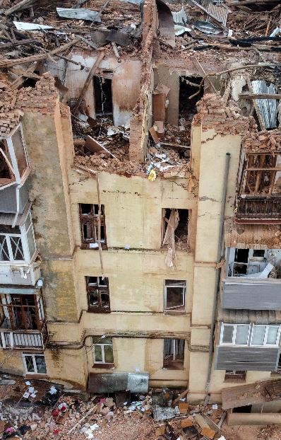 Il condominio nel centro di Kharkiv colpito da un missile russo