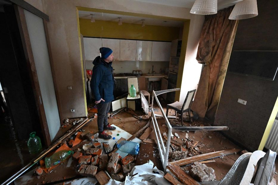 Uno degli appartamenti del condominio nel centro di Kharkiv colpito da un missile russo