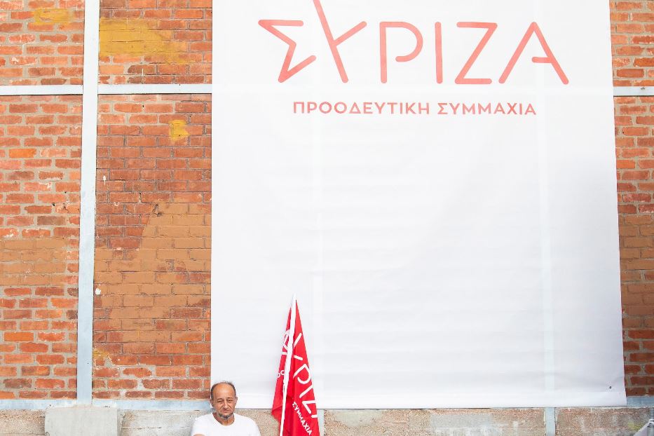 Un militante del partito Syriza dopo la sconfitta elettorale