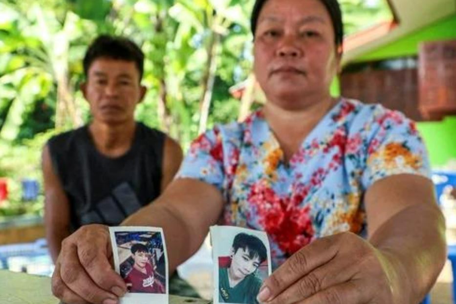 I genitori di Natthaporn Onkaew mostrano la sua foto