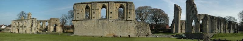 Le rovine dell’abbazia di Glastonbury, identificata dalla tradizione con Avalon