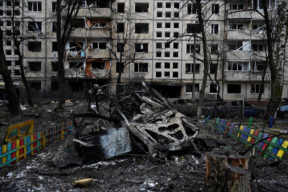 Un palazzo devastato dalle bombe alla periferia di Kiev