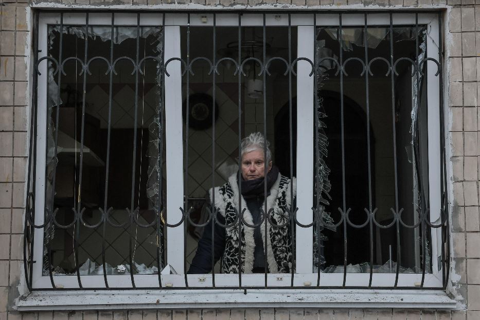 Una donna di Kiev che ha visto la sua casa danneggiata nell'ultimo attacco missilistico sulla capitale