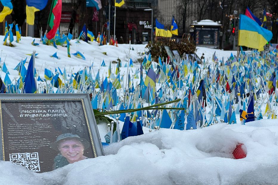 A Maidan, piazza principale di Kiev, le bandiere e le foto in memoria dei militari uccisi al fronte