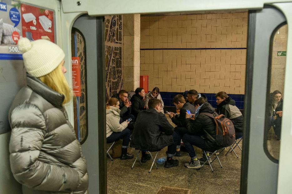 Gli studenti nella metropolitana di Kiev che diventa un rifugio anti-aereo durante gli allarmi missilistici