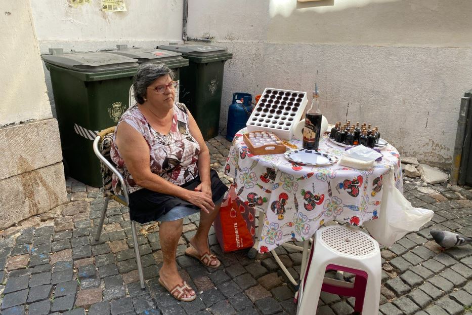 La signora Fernanda, che vende la jinja, un liquore tipico, nel quartiere Mouraria di Lisbona