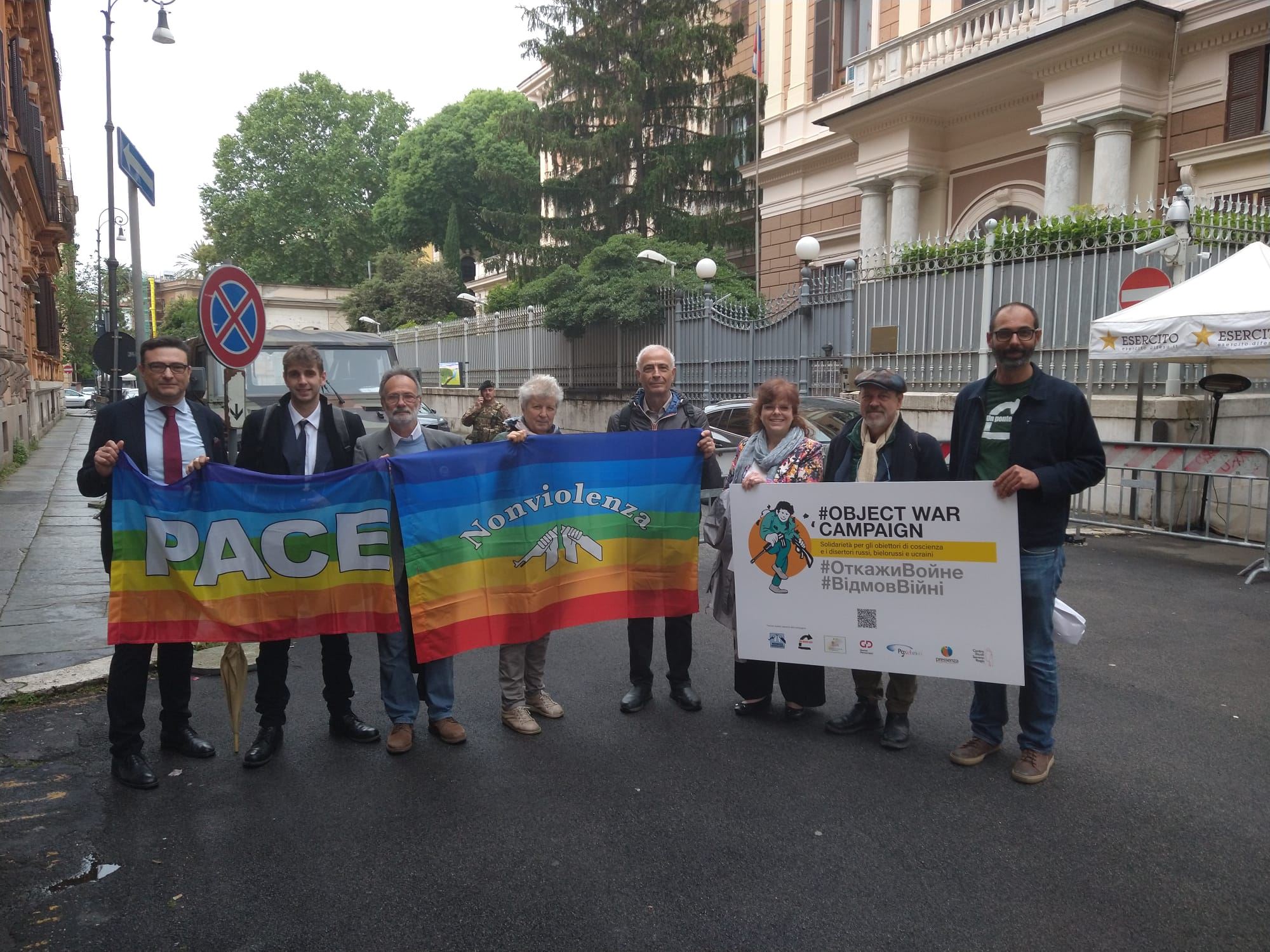 Il presidio degli attivisti davanti all'ambasciata russa