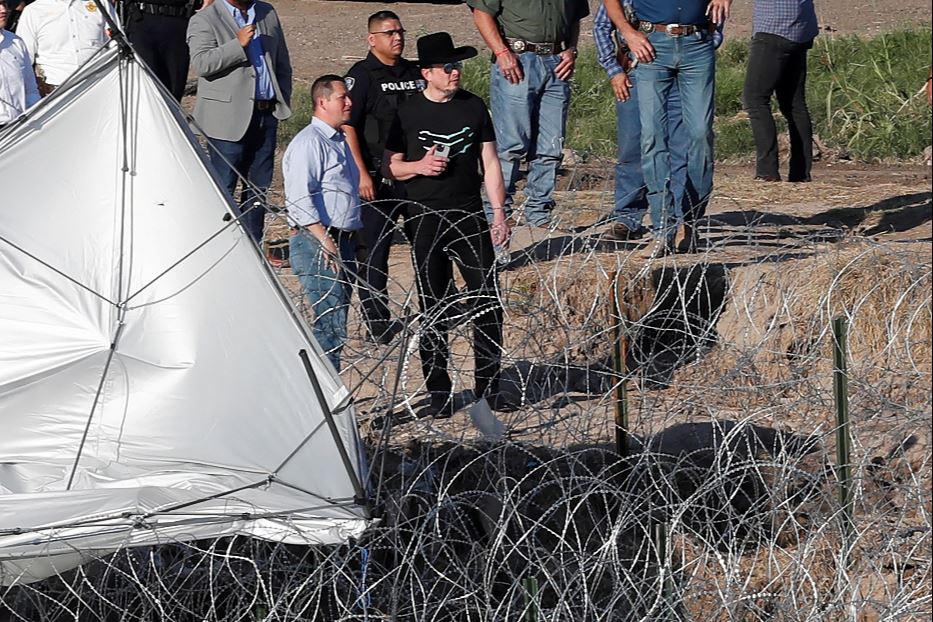 Elon Musk, con il cappello da Cow boy, al confine di Eagle Pass in Texas