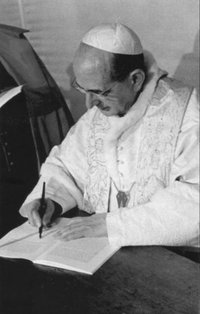 Paolo VI mentre firma l'enciclica Humanae Vitae il 25 luglio 1968