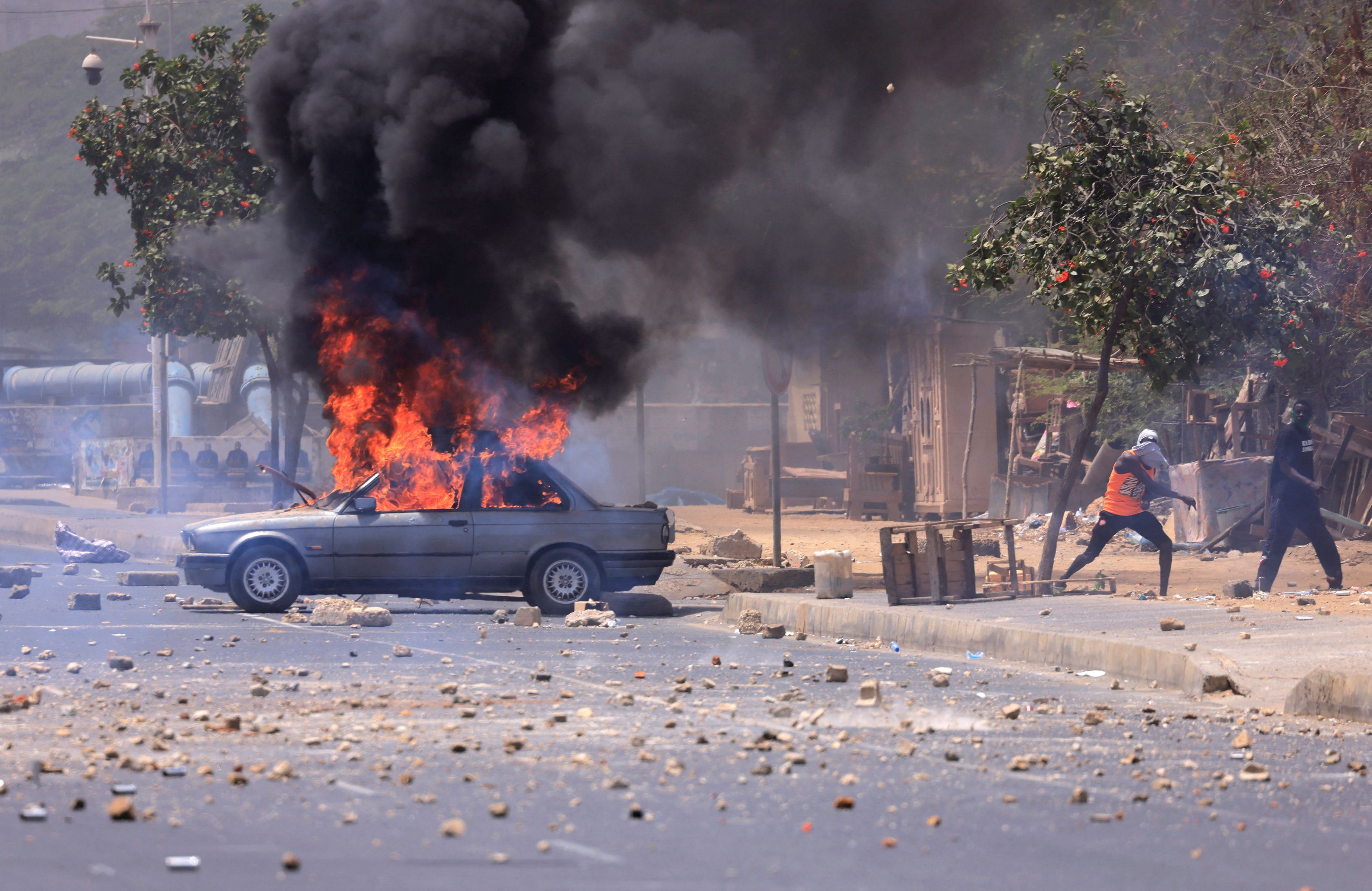 Auto in fiamme nel centro della capitale senegalese