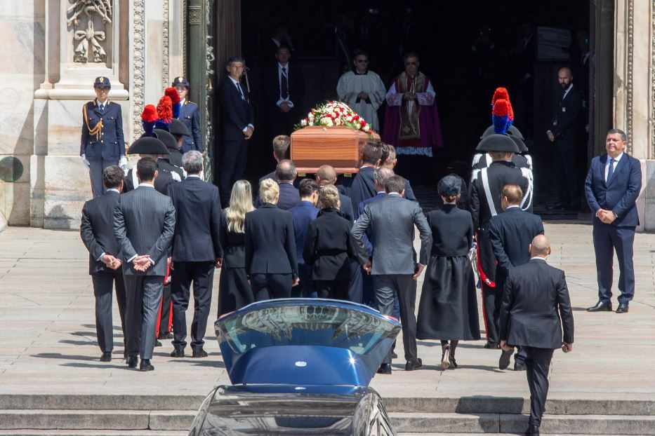 Il feretro di Silvio Berlusconi ai funerali in piazza Duomo, a Milano