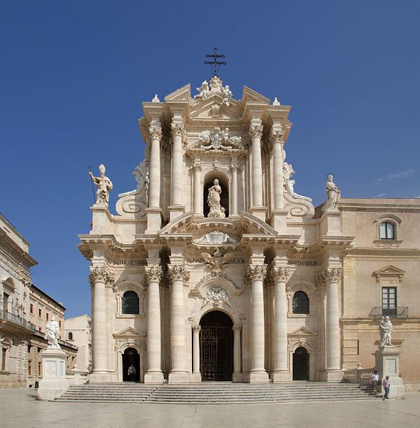 La facciata barocca della cattedrale di Siracusa