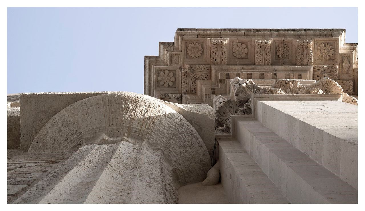 Vista del prospetto laterale esterno: incorporamento delle colonne greche del tempio di Atena