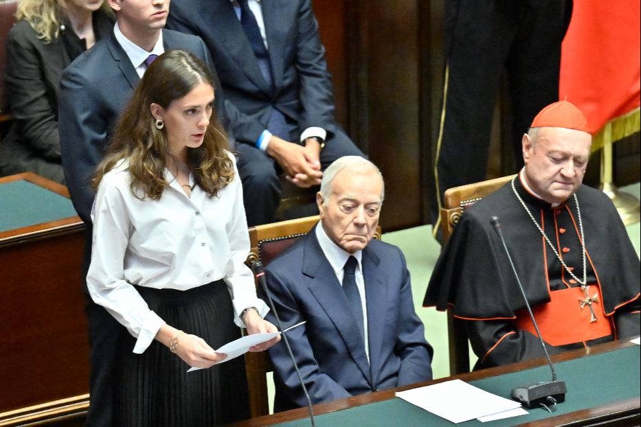 La nipote Sofia Napolitano con Gianni letta e il cardinale Gianfranco Ravasi