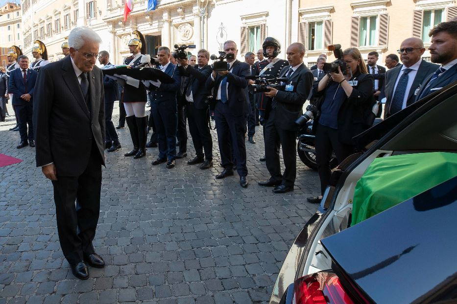 Il presidente Mattarella rende omaggio al feretro al suo arrivo in piazza Montecitorio