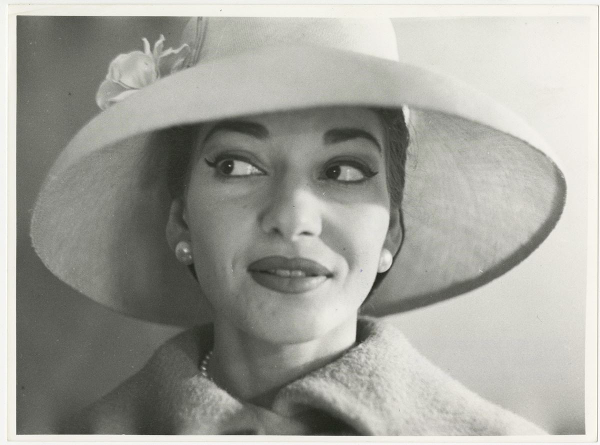 Maria Callas indossa abiti della sartoria Biki nella sua abitazione di via Buonarroti, Milano, aprile 1958.