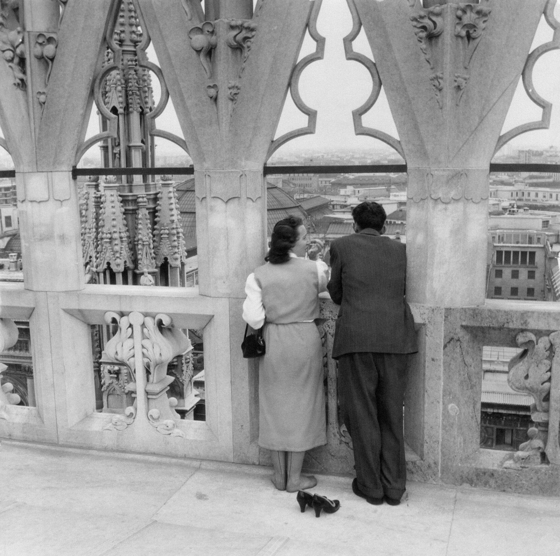 Coppia in viaggio di nozze sulle terrazze del Duomo (“Le scarpe strette”), Milano, 1954