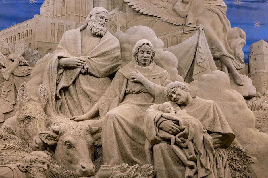 La Natività ad Assisi: Gesù in braccio a Francesco sotto gli occhi divertiti di Giuseppe e Maria